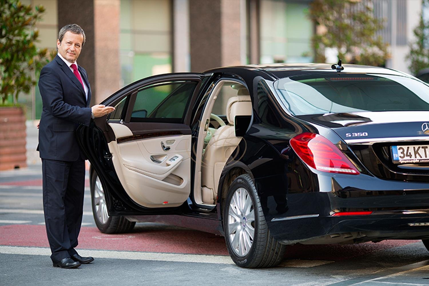 Chauffeur Service Experience: Comfort, Luxury, and Convenience